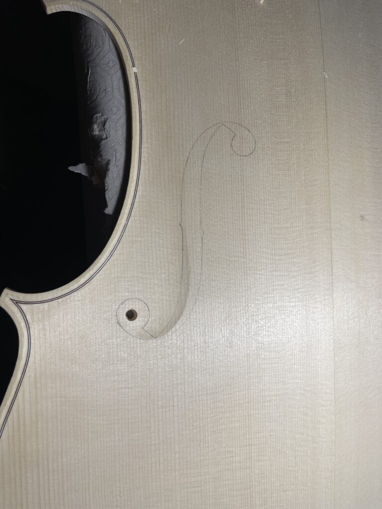 Taille ouie de violoncelle villard robin luthier