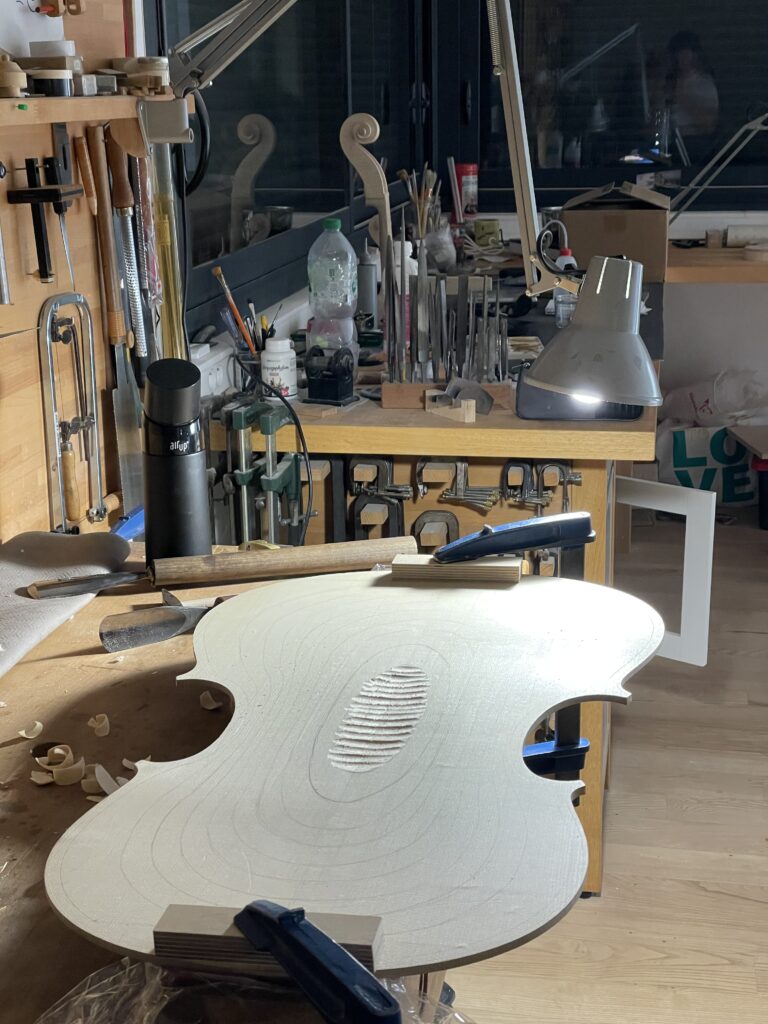 ébauche d'une table de violoncelle de robin villard luthier