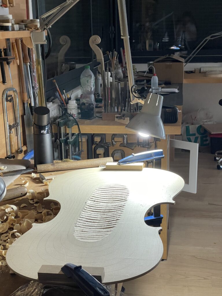 ébauche d'une table de violoncelle de robin villard luthier