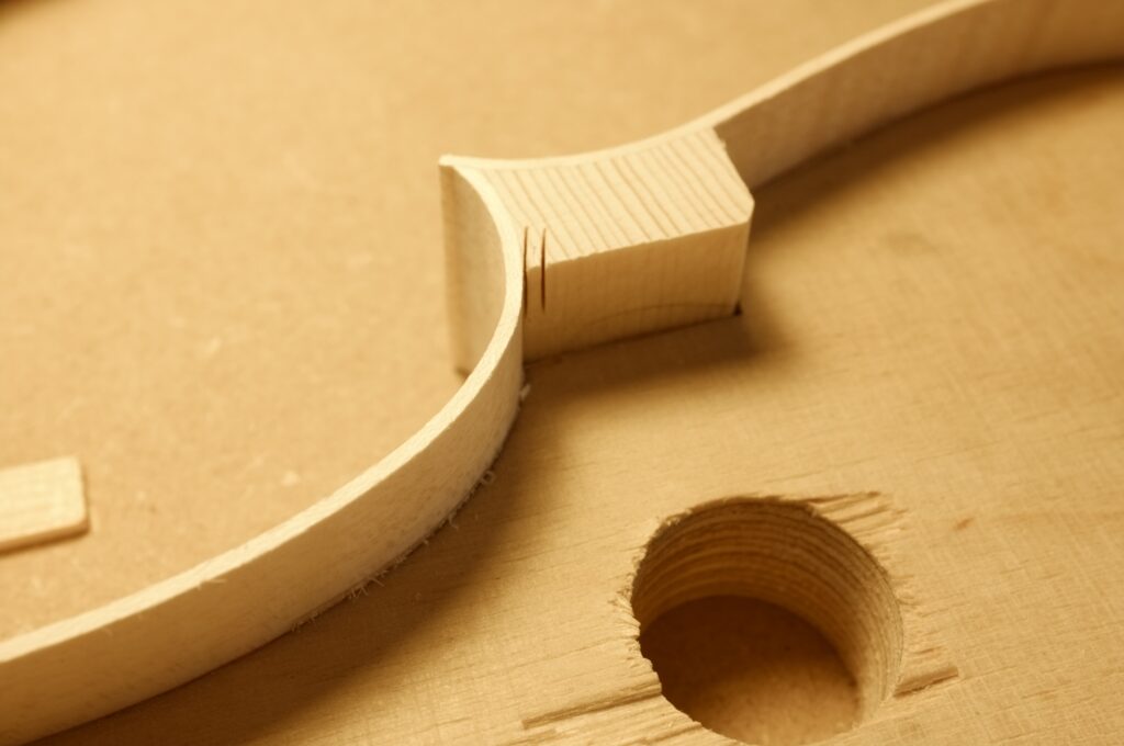 entaille de contre éclisse sur tasseau de violon robin villard luthier
