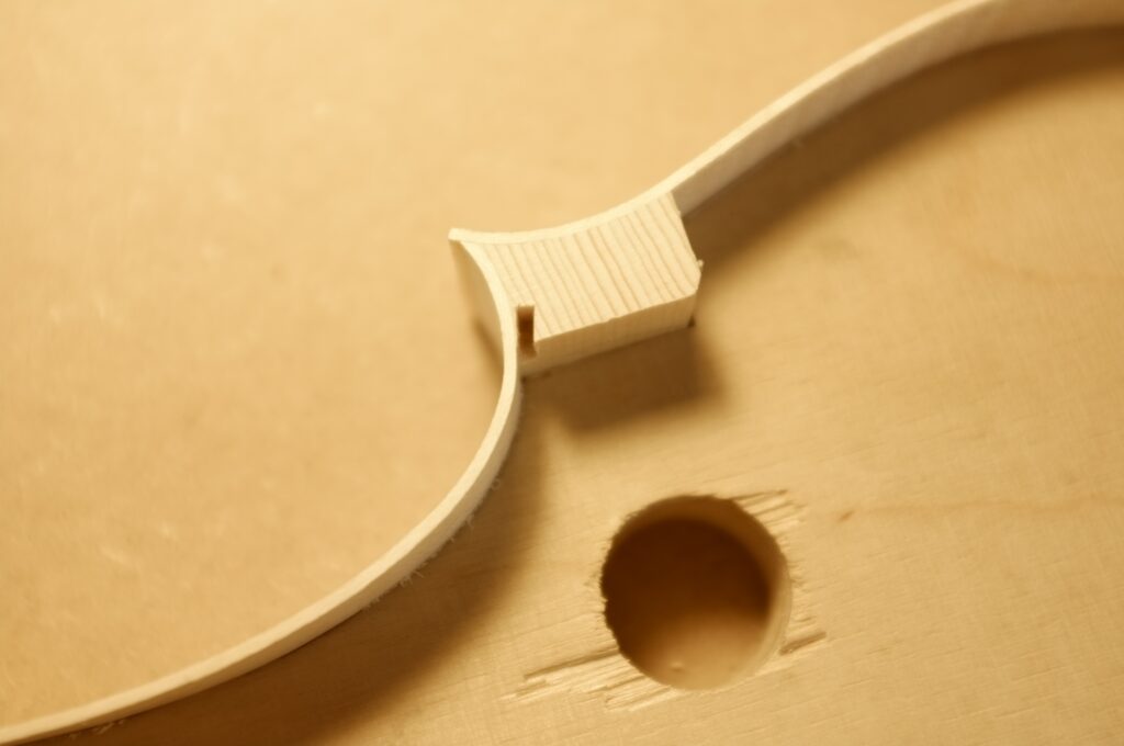 entaille de contre éclisse sur tasseau de violon robin villard luthier