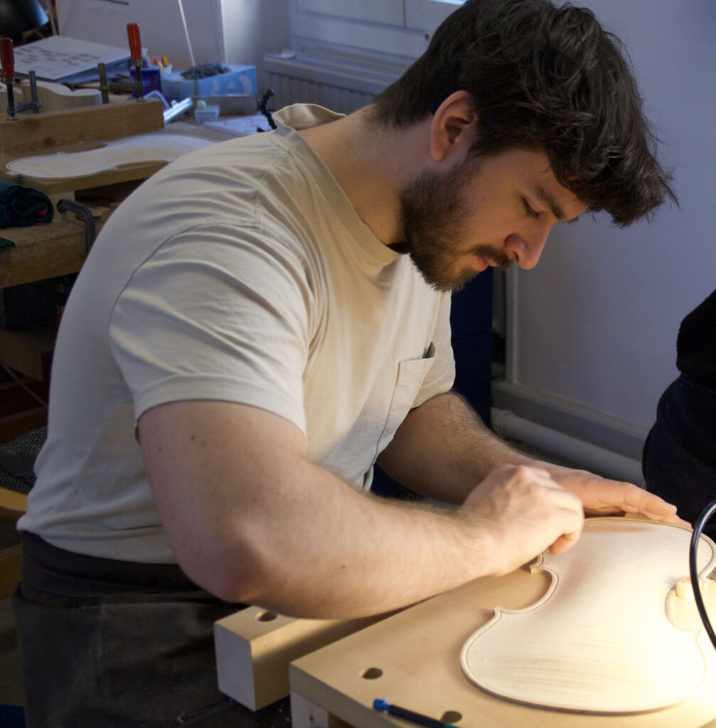Robin villard luthier travaillant sur un violon